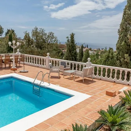 Villa Aroha - Huge Villa, Sea Views & 2 Pools