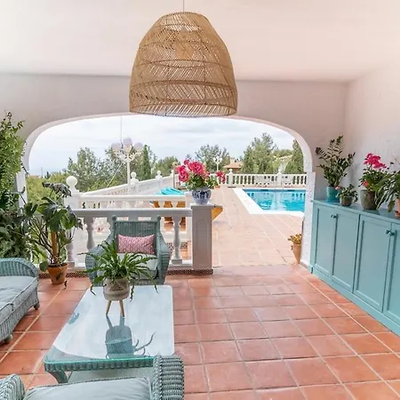 Villa Aroha - Huge Villa, Sea Views & 2 Pools *