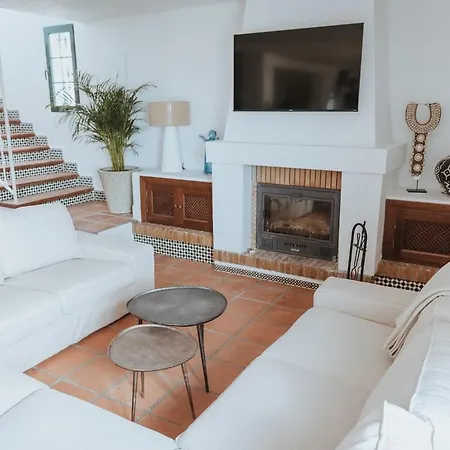 Villa Aroha - Huge Villa, Sea Views & 2 Pools *