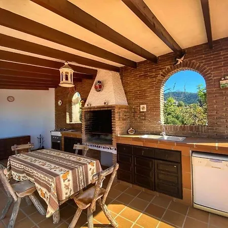 Villa Aroha - Huge Villa, Sea Views & 2 Pools *