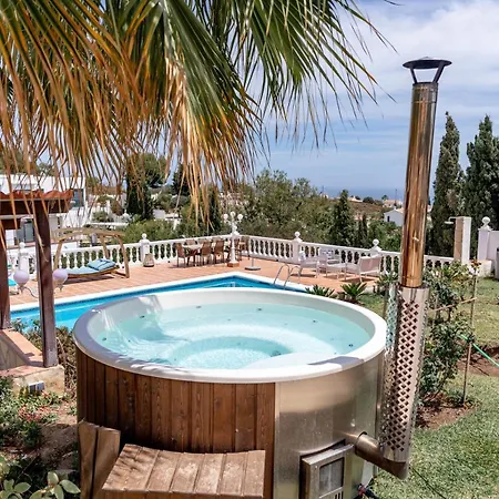 Villa Aroha - Huge Villa, Sea Views & 2 Pools