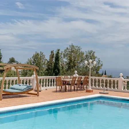 Villa Aroha - Huge Villa, Sea Views & 2 Pools