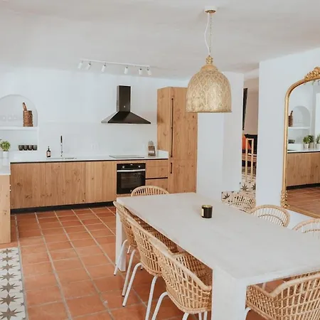 Aroha - Huge Villa, Sea Views & 2 Pools