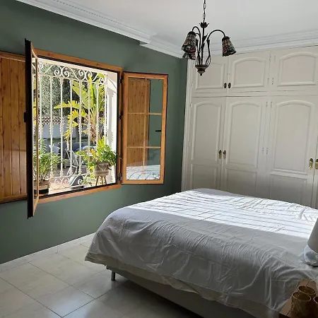 Villa Aroha - Huge Villa, Sea Views & 2 Pools *